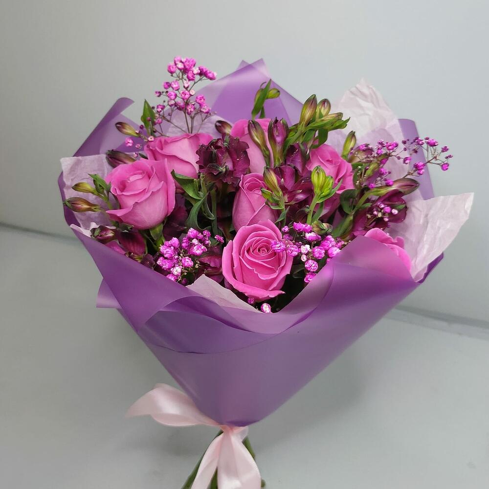 Букет из 7 розовых Роз, 2 Альстромерий и гипсофилы
