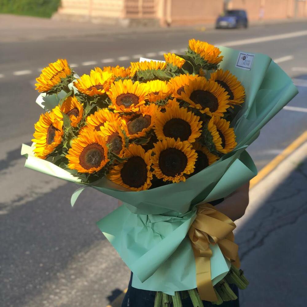 Букет из 27 подсолнухов в стильной упаковке 