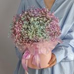 Композиция с радужной гипсофилой "Нежные объятия"