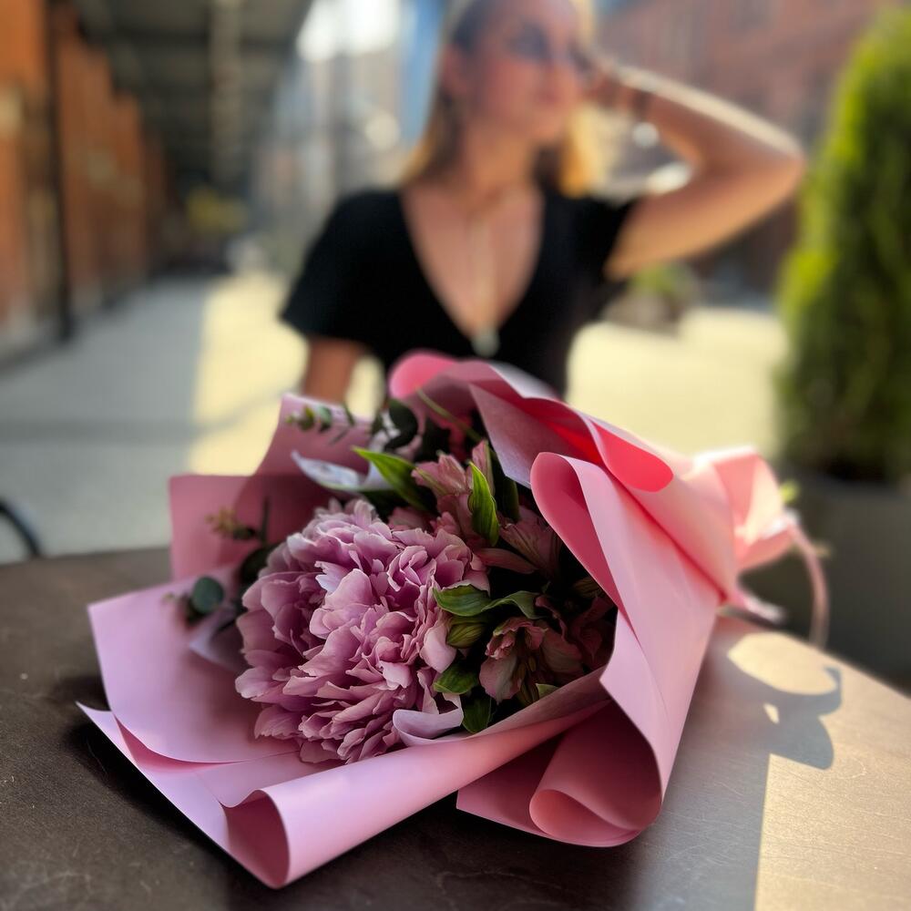 Букет «Иностранец» (пион, альстромерия, эвкалипт)