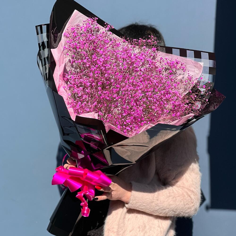 Нежный букет из гипсофилы в стильном оформлении Black Edition