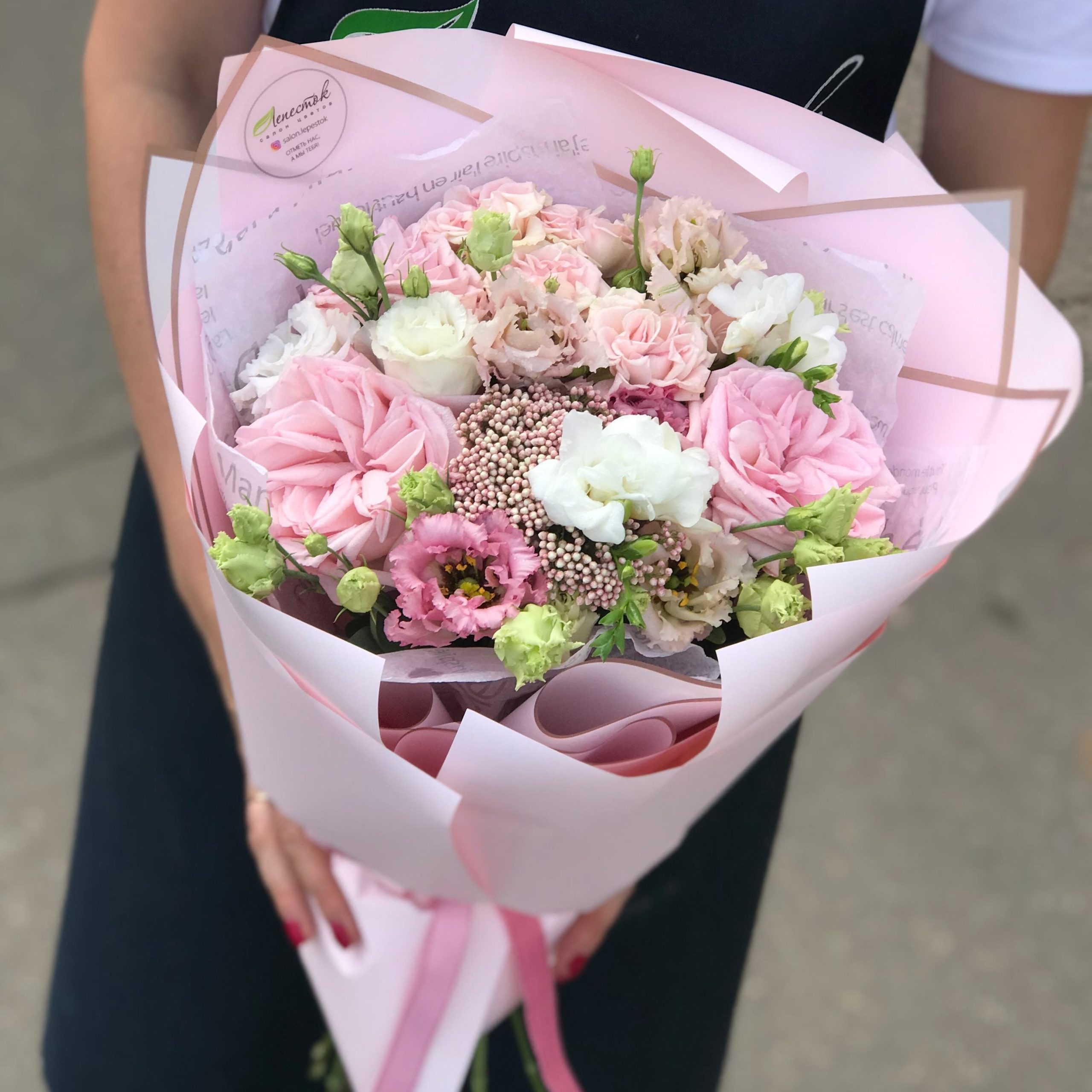 Букетик из пионовидных роз Охара, лизиантусов и озотамнуса