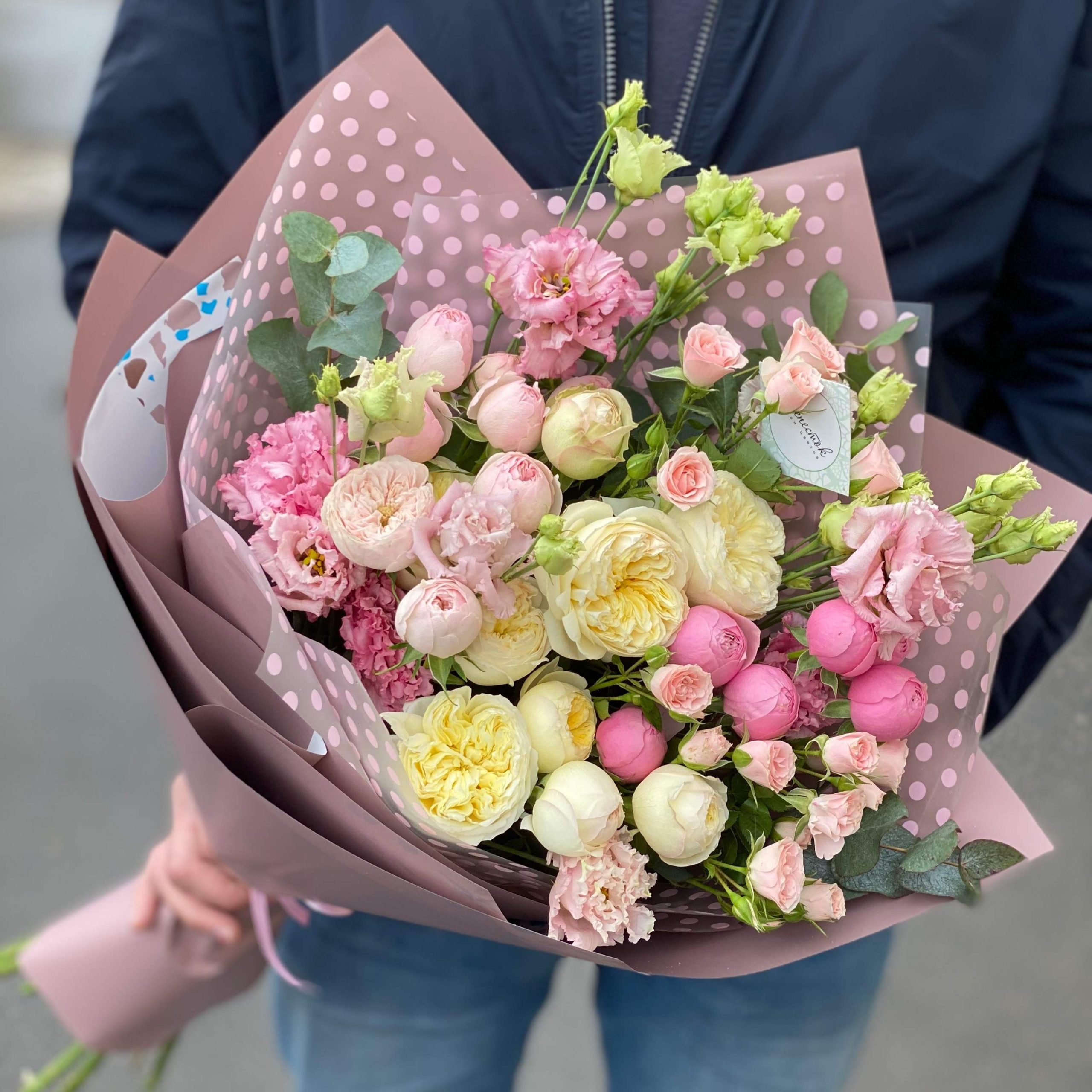 Букет из пионовидных роз, лизиантусов и эвкалипта